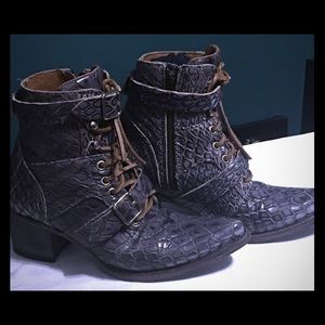 Freebird Fauna boots size 7
